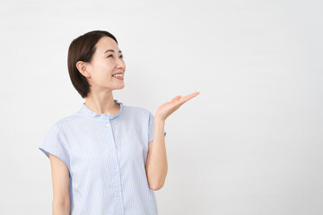 半袖ブラウスの若い女性