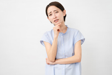 半袖ブラウスの若い女性
