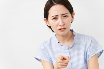 半袖ブラウスの若い女性