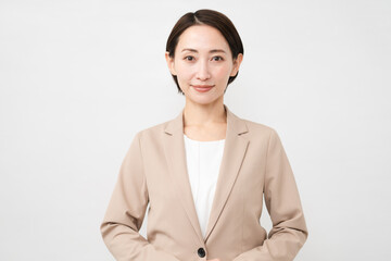 ビジネススーツを着た若い女性　ビジネスイメージ
