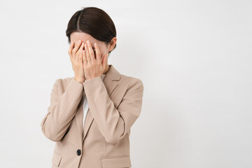 ビジネススーツを着た若い女性　ビジネスイメージ	
