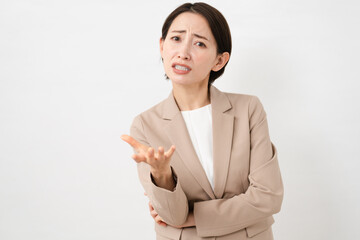 ビジネススーツを着た若い女性　ビジネスイメージ	
