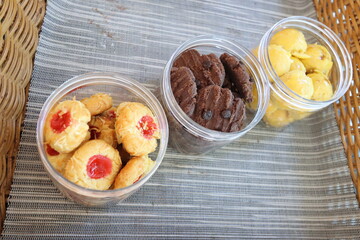 VARIOUS COOKIES IN THE CLEAR JAR
