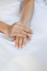 Naklejka premium Beautiful hands of the bride.