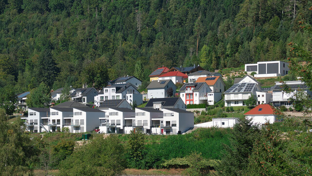 Modernes Neubaugebiet am Rande des Schwarzwalds in Deutschland mit Solaranlagen auf den Hausd&auml;chern