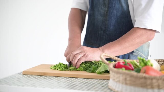 野菜を切る男性の手元　クローズアップの顔無しの動画
