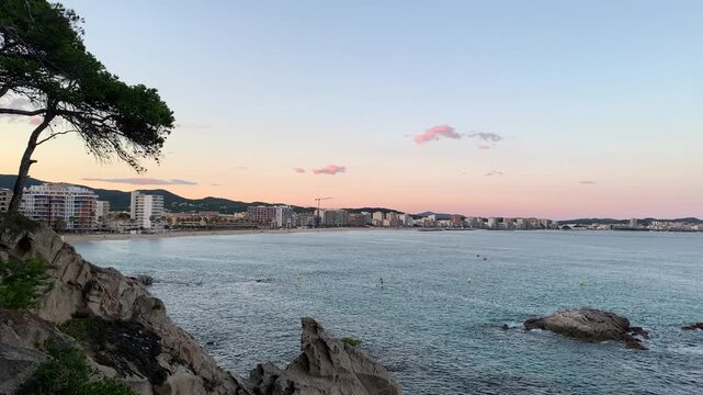 preciosa vista de Palam&oacute;s al atardecer, desde el camino de Ronda, en la costa Brava