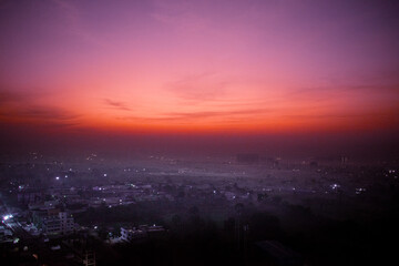 Obraz premium Dramatic Winter Sunrise Over Pune City, India