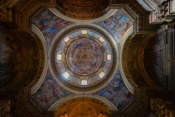 Nápoles, Italia. 14 de julio de 2024. Vista de la calle del casco antiguo de la ciudad de Nápoles, Italia Europa