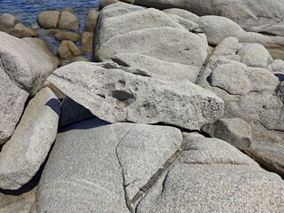 Grauer Granit an der sardischen Küste