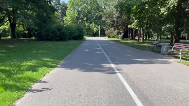 jazda rowerem na bulwarach w parku w mieście po ścieżce rowerowej 
