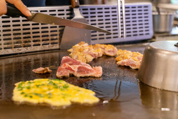 Enjoying delicious and juicy teppanyaki chicken thigh steak made by the chef on the weekend makes me feel great!