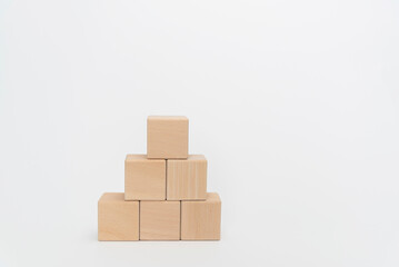 Obraz premium Wooden Blocks Arranged In Ascending Order On White Background
