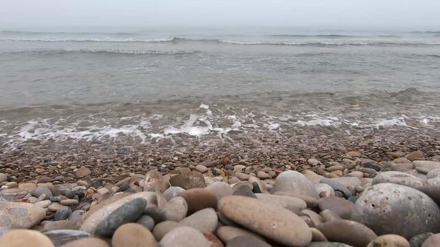 D&iacute;a de niebla en una playa de piedras en el mar Mediterr&aacute;neo