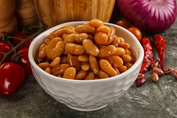 Canned beans in tomato sauce