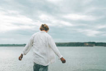 Fototapeta premium 海を眺める男性の後ろ姿