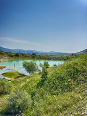Obraz premium A wonderful landscape in the Carpathian mountains with a view of the lake between the rocks in sunny weather