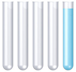 Reagenzgläser mit klaren Chemikalien, leer und voll