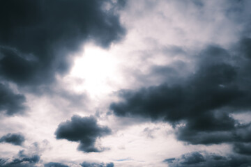 曇天から差し込む光 雲 陽光 曇り空 暗雲