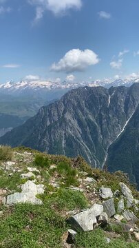 Vu d'un sommet de montagne donnant sur d'autres montagne avec une roche agressive