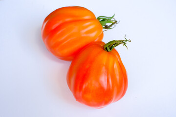 白背景で撮影した赤いトマト