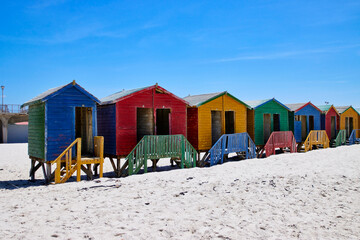 Naklejka premium Eine Reise durch Südafrika. Kapstadt und Umgebung. bunten hütten am strand muizenberg beach .