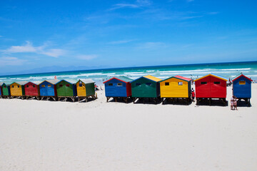 Obraz premium Eine Reise durch Südafrika. Kapstadt und Umgebung. bunten hütten am strand muizenberg beach .