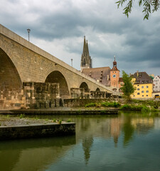 The ancient bridge over the Danube and the emdieval cathedral and iold town of Regensburg, a UNESCO World Heritage Site, Upper Palatinate, Bavaria, Germany