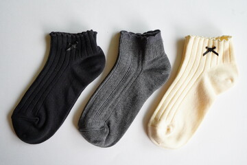 子供用の短い靴下3足。白と黒とグレー。