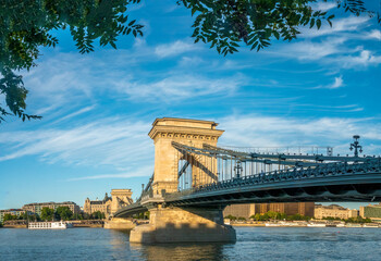 Obraz premium The majestic Széchenyi Chain Bridge spans the River Danube between Buda and Pest, the western and eastern sides of Budapest, Hungary