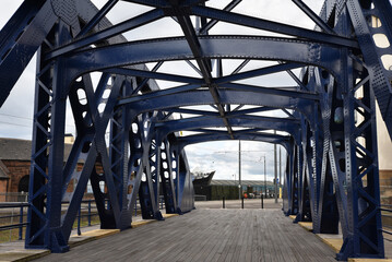 Fototapeta premium Pont métallique dans le port de Leith à Edimbourg. Ecosse