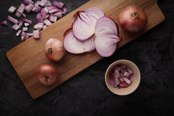 Composizione con cipolle fresche su un tagliere in legno: natura morta ripresa dall’alto
