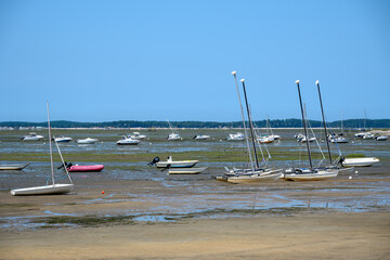 Andernos (bassin d'Arcachon, France). Vue sur la baie et les bateaux à marée basse