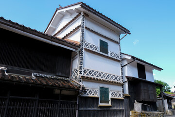 青空に映える日本の伝統的な蔵