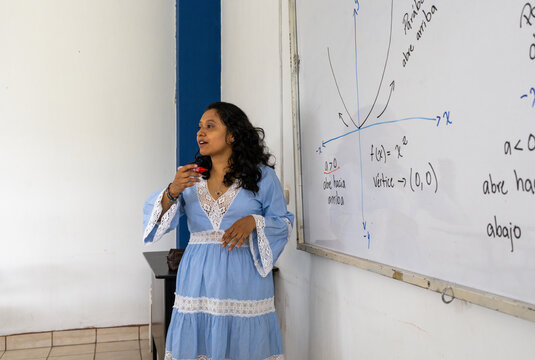Maestra dictando una clase de matem&aacute;ticas