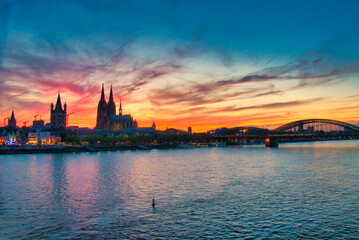 Fototapeta premium Köln am Abend - Panoramaaufnahme mit Dom
