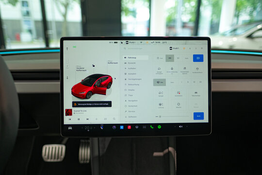 electronic display tesla Model 3 Performance Highland facelift, steering wheel, driving safety, environmental vehicle, Frankfurt, Germany - June 28, 2024