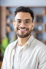 Obraz premium Smiling young man wearing glasses in casual clothes indoors