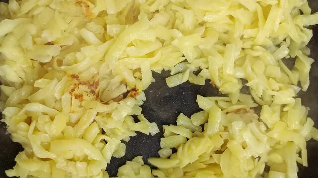 gros plan sur des Sp&auml;tzles en cuisson dans une po&ecirc;le