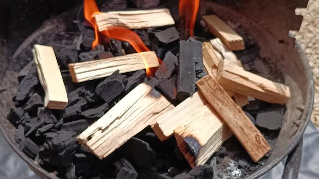 allumage d'un barbecue au charbon de bois