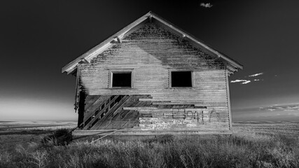 Obraz premium Little Schoolhouse on The Prairie - the derelict one room Highland Schoolhouse of Douglas County, Washington. Erected circa 1905, shuttered 1949.