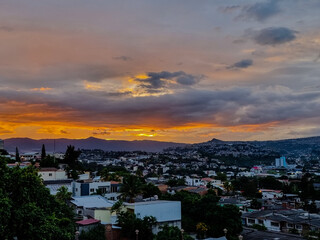 Obraz premium Sunset Over Tegucigalpa: High Point View of the City. The dramatic sky and illuminated urban landscape highlight the charm and vibrancy of Honduras' capital city