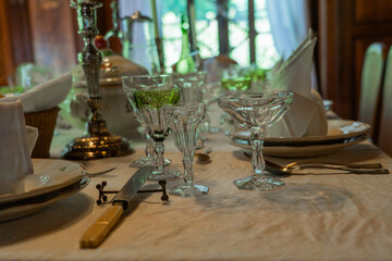 Alter Tisch mit sehr altem zubehör