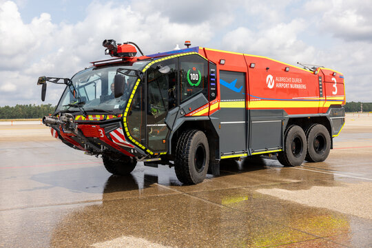 Flugfeldl&ouml;schfahrzeug Panther 6x6 des Herstellers Rosenbauer ersetzt. Die Flughafenfeuerwehr N&uuml;rnberg trainiert den Umgang mit den Spezialfahrzeugen in einem eigens daf&uuml;r angefertigten Simulator.