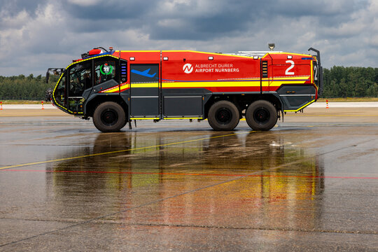 Flugfeldl&ouml;schfahrzeug Panther 6x6 des Herstellers Rosenbauer ersetzt. Die Flughafenfeuerwehr N&uuml;rnberg trainiert den Umgang mit den Spezialfahrzeugen in einem eigens daf&uuml;r angefertigten Simulator.