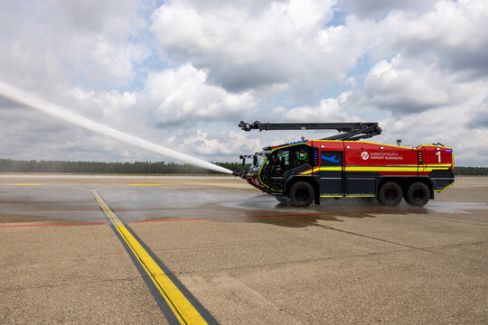 Flugfeldl&ouml;schfahrzeug Panther 6x6 des Herstellers Rosenbauer ersetzt. Die Flughafenfeuerwehr N&uuml;rnberg trainiert den Umgang mit den Spezialfahrzeugen in einem eigens daf&uuml;r angefertigten Simulator.