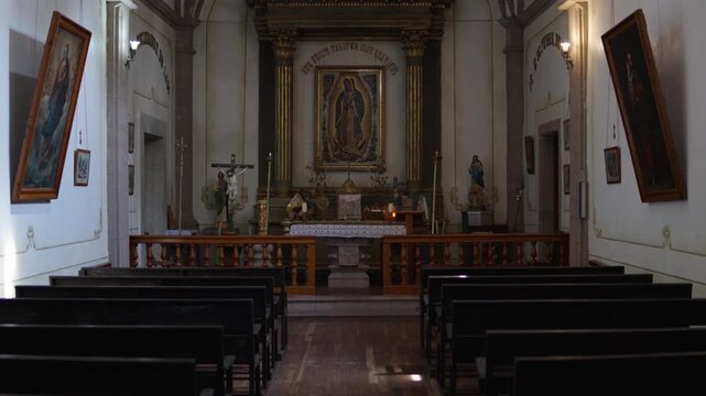 Altar de iglesia con imagen de la virgen de Guadalupe 