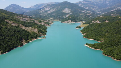 Obraz premium Lac bleu turquoise de Bovilla en Albanie