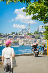 Obraz premium Touristic ships in Golden Horn bay of Istanbul, view on Suleymaniye mosque against sky and clouds. Istanbul, Turkey