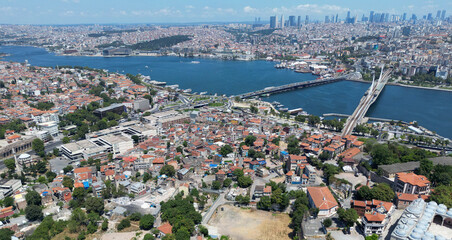Obraz premium A drone view of the Golden Horn and Suleymaniye district in Istanbul, Turkey